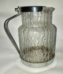 Bela jarra refresqueira, de acrílico e metal prateado, designe da déc. de 80.
