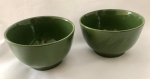 Belo par de bowls consome, de cerâmica vitrificada. Verde.