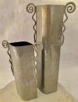 Belo conjunto de vasos, de metal prateado, estilo contemporâneo. Maior med. aproximadamente 35cm de altura.