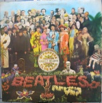 LP Sgt. Pepper s Lonely Hearts Club Band, de The Beatles - Parlophone / EMI Records (Inglaterra), 1964 (reedição). Ótimo estado de capa e vinil. 13 músicas.