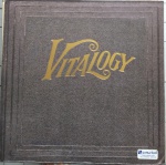 LP Vitalogy, de Pearl Jam - Sony Music / Columbia / Epic, 1994. Ótimo estado de capa e vinil. Está com o encarte perfeito. 14 músicas.