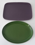 Lote de duas travessas em cerâmica monocromática nas cores verde e roxa. Década de 1970.  33 x 24 cm / 37 x 28 cm. Pertencente ao espólio de Sérgio Luiz Viotti e Dorival Carper.
