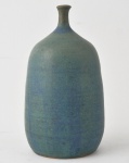 `Solifleur` em cerâmica de alta temperatura, apresentando superfície de tom azul em textura satinada. Século XX.  20 cm. Pertencente ao espólio de Sérgio Luiz Viotti e Dorival Carper. 