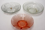 Lote constando de três centros de mesa em vidro moldado (7 x 25 cm / 9 x 27 cm / 7 x 23 cm). Pertencente ao espólio de Sérgio Luiz Viotti e Dorival Carper.