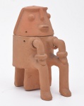 Autoria não identificada  Caixa escultórica executada em barro esculpido e cozido em formato humanoide. 16 x 12 cm. Pertencente ao espólio de Sérgio Luiz Viotti e Dorival Carper.