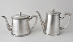 Lote constando de dois bules em metal espessurado a prata, sendo: Wolf - Bule para chá  (15 cm), e Fracalanza - Bule para café (17 cm). Pertencente ao espólio de Sérgio Luiz Viotti e Dorival Carper.