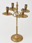 Candelabro para quatro luzes em bronze fundido e polido, apresentando curioso mecanismo de regulagem de altura. Século XX. 39 x 26 cm. Pertencente ao espólio de Sérgio Luiz Viotti e Dorival Carper.