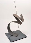 SIDNEY ROLAND - Escultura em metal recortado sobre base em vidro. Assinada na base. 41 x 20 x 20 cm. Pertencente ao espólio de Sérgio Luiz Viotti e Dorival Carper.