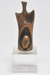 C. CALLIA (???? Não identificado) - Escultura em bronze sobre cubo de acrílico. Assinada. 10 cm. Base 4 x 5 x 5 cm. Pertencente ao espólio de Sérgio Luiz Viotti e Dorival Carper.