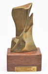 AMORIM FÉ – `Prêmio APCA 87` - Escultura em bronze fundido, repousando sobre base em madeira. 10 cm. Base de madeira 03 x 07 x 05 cm. Pertencente ao espólio de Sérgio Luiz Viotti e Dorival Carper. 