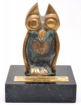 ODETH EID (Líbano, 1922) - `Coruja`. Escultura em bronze, elaborado para a fundação `Dorina Nowill`. 11 cm. Pertencente ao espólio de Sérgio Luiz Viotti e Dorival Carper. 