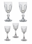 Lote constando de cinco taças em cristal incolor, a saber: 2  flutes (16.5 cm) e 3 taças de licor (12.5 cm).