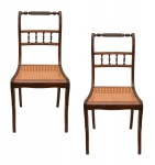Par de cadeiras de estilo inglês, executadas em jacarandá da Bahia. Assento em palhinha. 92 x 46 x 46 cm. Pertencente ao espólio de Sérgio Luiz Viotti e Dorival Carper.