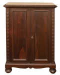 Pequeno armário em madeira nobre, composto por duas portas e três prateleiras internas. Século XX. 101 x 69 x 30 cm. Pertencente ao espólio de Sérgio Luiz Viotti e Dorival Carper.