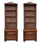 Par de estantes para livros de madeira nobre recortada. Parte superior com quatro planos e inferior com porta e uma gaveta. 194 x 65 x 40 cm.