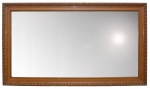 Grande espelho de dimensões retangulares. Moldura em madeira entalhada e dourada.73 x 143 cm.