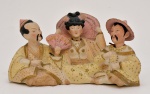 Grupo escultórico em porcelana chinesa, representando três personagens em cena de cortejo. Complementos em policromia de esmaltes e cabeças articuladas. Século XX. 9.5 x 19 cm.