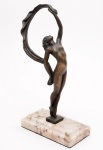 AUTORIA NÃO IDENTIFICADA – Escultura `Art Dèco` em bronze fundido, representando figura feminina em movimento de dança com fita. Europa. Início do século XX. 25 cm (escultura). Base 3 x 14 x 7 cm.