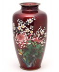 Vaso oriental em metal decorado em policromia de esmaltes, com representações de motivos florais. Japão. Meados do século XX. 24 cm.