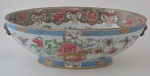 Bowl em porcelana Cia das Índias, decorado com composições florais. Corpo oblongo com bojo robusto moldurado entre barras de tom azul celeste. Qing (1644-1912). Reinado Yongzheng (1722-1735). 13 x 39 x 23 cm.