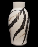ROSENTHAL - Vaso em porcelana alemã de superfície branca, decorado com penachos nos esmaltes de tom preto e dourado. Ass. Marcel Wonders. Studios Linie. Alemanha. Década de 1960. 22 cm.