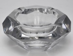BACCARAT - Cinzeiro em sólido cristal incolor, executado pela manufatura francesa em formato oitavado. Apresenta a marca da `Cristallerie` acidada no verso. França. 07 x 16 cm.
