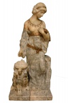Belíssima escultura de mármore representando Mulher Romana, ricamente esculpida no mármore, com detalhes em dourado e ao seu lado se encontra uma pira egípcia com fogo. Itália. Século XIX. 122 x 60 x 30 cm.