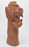 BITINHO – `Carranca` esculpida em monobloco de madeira. Assinada em baixo cavo. Século XXI.  41 cm.