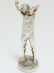 Autoria não decifrada  "Figura de Garoto". Escultura em bronze fundido e espessurado a prata. Assinado na base Susse Ti et Paris. França. Século XX. 20 cm.