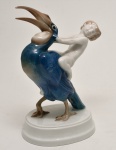 ROSENTHAL – Gracioso grupo escultórico em porcelana alemã de Selb, representando fauno montado sobre pássaro. Marcas no verso. Alemanha. Década de 1940. 23 cm.