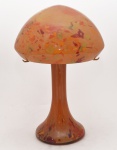 LE ROCHÈRE - "Champignon". Luminária "Art Dèco" em "pâte de verre", executada pela manufatura francesa em estilística naturalista, com predominância da tonalidade laranja. França. Década de 1930. 44 x 31 cm.