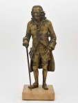 `Voltaire` – Escultura em bronze ormolu magistralmente fundido, e anteriormente esculpido em abundancia de detalhes. Repousando sobre base em mármore recortado. França. Final do século XIX. 34 cm (escultura). 