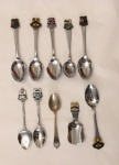 Lote composto por dez colherinhas de chá em metal prateado, ornamentadas com Escudos Armoriais. 12 cm (maior).  8 cm (menor).