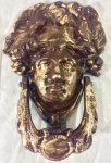 Belíssima odrava em bronze, formato de rosto feminino, excelente peça, medindo: 19,5cm de altura e 13cm de comprimento