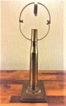 Belíssimo abajur estilo náutico em bronze com base em madeira (no estado), medindo 67 cm de alt., 27 cm de compr. 20 cm de larg.