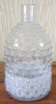 Belíssimo Jarro de vidro, com detalhes no corpo em formato de bolhas, medindo: 30cm de altura, 17cm de comprimento/largura.