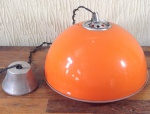 Belíssima Luminária de teto, feita em plástico na cor laranja, medindo: 25cm de altura e 40cm de comprimento/ largura
