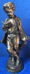 Incrível Escultura Menino com livro em bronze, com base em mármore, medindo: 57cm de altura, 22cm de largura e 26cm de comprimento.