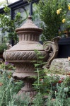 Magnífica Ânfora Árabe, feita totalmente em ferro fundido, ideal para decoração de seu jardim, medindo: 200kg (h:1m x 1,10cm); base: 40 x 40cm e diâmetro máximo chapéu 40cm.