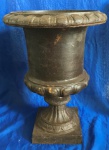 Belíssimo vaso de ferro fundido, medindo: 59cm de altura, 44cm de comprimento e 44cm de largura.