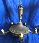 Belíssimo antigo lustre estilo Inglês, para 5 lâmpadas, medindo: 60cm de altura e 60cm de comprimento. (no estado)
