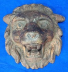 Magnífica escultura em formato de rosto de Leão, feito em ferro, medindo: 17cm de altura e 16cm de comprimento.