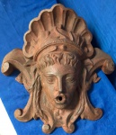 Belíssima fonte rosto de mulher, feita em ferro, medindo: 40cm de comprimento, 40cm de altura e 12cm de largura.