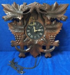 Belíssimo Relógio antigo no estado, medindo: 58cm de altura, 33cm de comprimento e 11cm de largura.