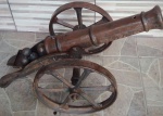 Magnífico Canhão em ferro fundido, retratando canhão do século XIX, medindo: 50cm de altura, 95cm de comprimento e 50cm de largura.