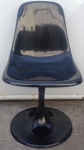 Belíssimo conjunto de 6 cadeiras em fibra na cor preta, com pé de cálice, medindo 80 cm alt., 39 cm de larg. e 43 cm de compr.
