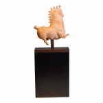Vasco Prado (Uruguaiana, RS, 1914 - Porto Alegre, RS, 1998) - Cavalo. Escultura em cerâmica sobre retangular e madeira. 58 x 50 x 21 (escultura); 68 cm (altura com a base).