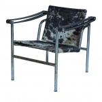 Charles-Edouard Jeanneret (Le Corbusier) - LC1. Cadeira com estrutura em metal cromado assento e encosto em couro natural de vaca. Assinada e marcada LC1 BR / 1965. 65 x 60 x 65 cm.