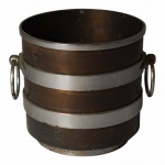 Belo e decorativo cachepot em cobre com cintas e argolas em aço cromado. 40 x 45 cm.