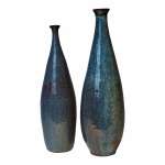 Dois vasos em cerâmica azul. Assinados VF, datados 1983. 48 cm e 54 cm.